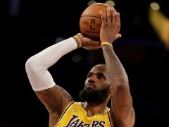 詹姆斯无愧“抱大腿之王”！4年搭档48队友 湖人未来或毁于他手