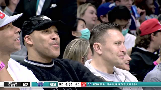 【2022年03月09日 篮网vs黄蜂集锦】为儿子表现开心 球爹场边观战合不拢嘴