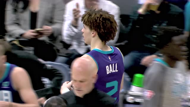 【2022年03月09日 篮网vs黄蜂集锦】球爹场边观战 儿子打得不错欣慰的笑了