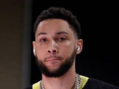 76人球迷出招了！西蒙斯球衣贴懦夫标签 调侃他是“软心先生”