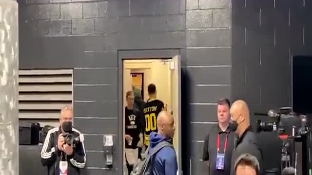 【2022年03月11日 篮网vs76人集锦】再回到熟悉的地方！西蒙斯抵达Wells Fargo球馆球迷疯狂围堵