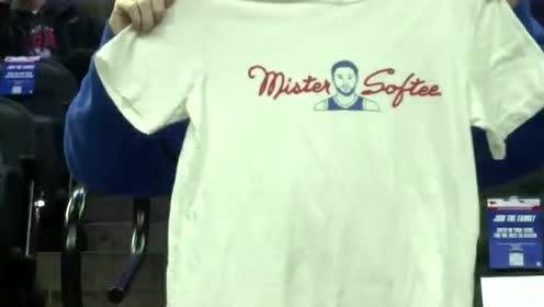 【2022年03月11日 篮网vs76人集锦】费城球迷涂改西蒙斯球衣改写：BABY！举定制T恤骂“软心先生”