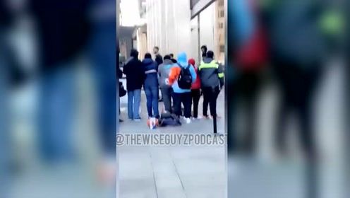 【2022年03月11日 篮网vs76人集锦】费城球迷已经开始围堵酒店攻击西蒙斯了...西蒙斯径直上大巴不理会