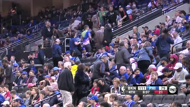 【2022年03月11日 篮网vs76人集锦】费城主场被打爆，第四节开始球迷纷纷退场