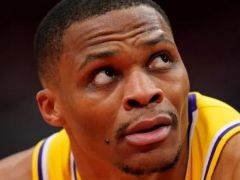 詹姆斯单场50分的夜晚 他在替补席上被球迷狂嘘