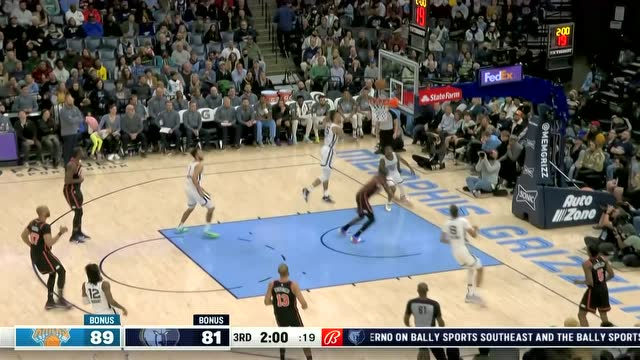 【2022年03月12日 尼克斯vs灰熊集锦】安德森发球失误 兰德尔分球富尼耶命中三分 随后巴雷特拉杆上篮