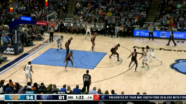 【2022年03月12日 尼克斯vs灰熊集锦】兰德尔排球大帽扇飞莫兰特 随后连续抓下前场篮板补篮得手