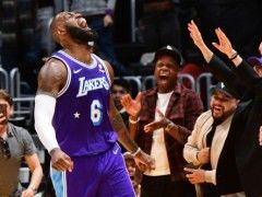 场均29.71分！詹姆斯正式领跑得分榜 美媒调侃：詹威合砍55分