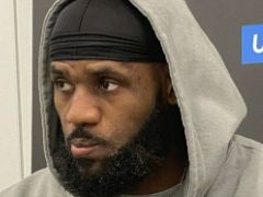 沃格尔痛批队员防守！詹姆斯拿走比赛用球纪念里程碑