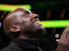 加内特5号球衣正式退役！狼王落泪三巨头拥抱：下一个就是阿伦了