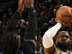 沃格尔痛批队员防守！詹姆斯拿走比赛用球纪念里程碑