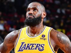 詹姆斯更新社媒：晒出打造里程碑篮球一幕