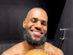 庆祝311神迹！詹皇疯狂更新十几条社媒 晒签名篮球获一众球员点赞