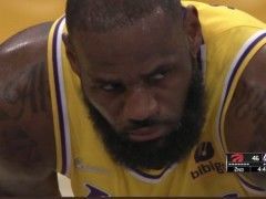 詹姆斯怒了！连续3次砸球引美记调侃：湖人球迷今年看球就这心情