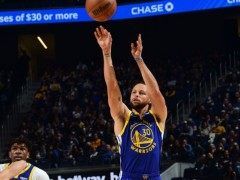 库里47分创生日夜新高！对手赶他下场太搞笑 名记盛赞：非人类摧毁防守