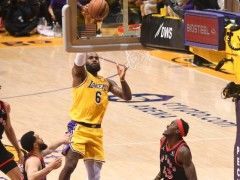 詹姆斯只差75分超马龙！美媒晒背靠背首节数据扎心 名嘴：湖人完蛋了