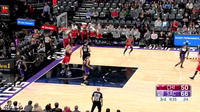 【2022年03月15日 公牛vs国王集锦】拉文人群之中送出妙传 武切维奇以逸待劳篮下暴扣