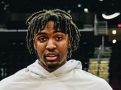 恩比德神似西蒙斯一幕曝光！与追梦互喷垃圾话 哈登穿定制上衣为他庆生