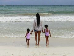 瓦妮莎晒3女儿背影图：久久凝望海平线 莫名伤感