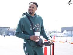 附加赛保卫战！湖人飞赴新奥尔良：詹皇大红帽抢镜 里夫斯玩手机