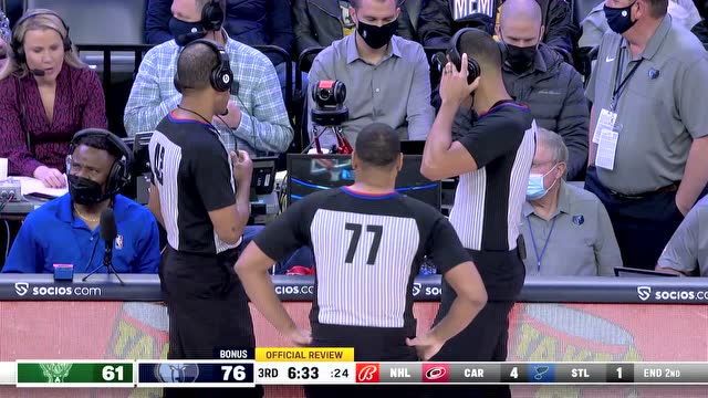 【2022年03月27日 雄鹿vs灰熊集锦】波蒂斯大幅度抬腿踢到琼斯被判一级恶意犯规 两位当事人却很和谐