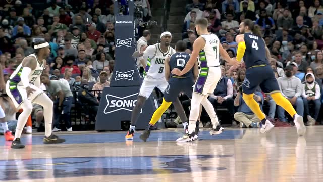 【2022年03月27日 雄鹿vs灰熊集锦】面对老队友毫不留情 梅尔顿带球突破急停跳投轻松入网