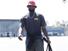 附加赛保卫战！湖人飞赴新奥尔良：詹皇大红帽抢镜 里夫斯玩手机