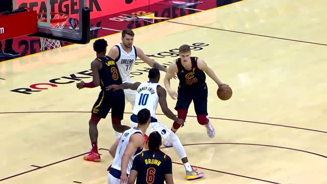 【2022年03月31日 独行侠vs骑士集锦】手感柔和如丝顺滑 马尔卡宁急停跳投稳稳命中