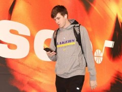 湖人首发阵容37.0版本！本赛季第37套首发阵容 将近两场换一套首发