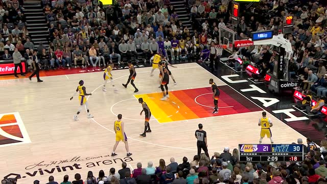 【2022年04月01日 湖人vs爵士集锦】依旧是进攻万花筒 老甜瓜杀入内线完美得手