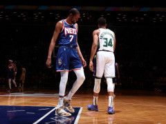 字母后撤步三分绝平篮网 44分为季后赛预热