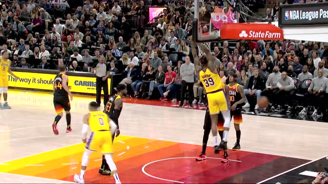 【2022年04月01日】威少杀入内线完美助攻 霍师傅篮下秀双臂暴扣