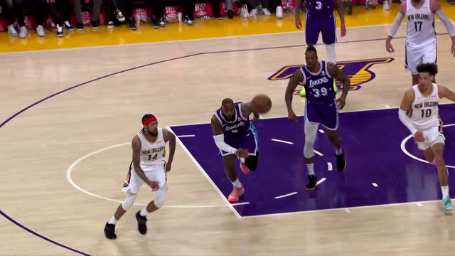 【2022年04月02日 鹈鹕vs湖人集锦】老詹三分被盖 混乱中积极拼抢飞到观众席第二排