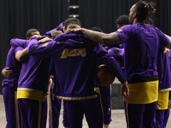 安东尼：现在谁聊交易都很自私 我们还有比赛没打完