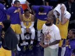 湖人无缘附加赛后 詹姆斯神情凝重 浓眉低头沮丧