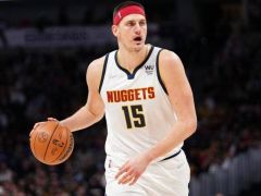 约基奇被肘出血带伤作战！单赛季砍下2000分1000板500助攻NBA历史首人