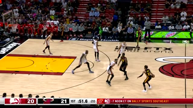 【2022年04月09日 老鹰vs热火集锦】小小身躯竟有绝世好腰！特雷杨突破送上超难大回环拉杆