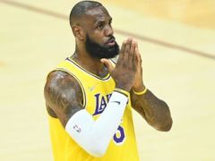 詹姆斯晒与家人看电影甜蜜时光 生涯第4次提前放假