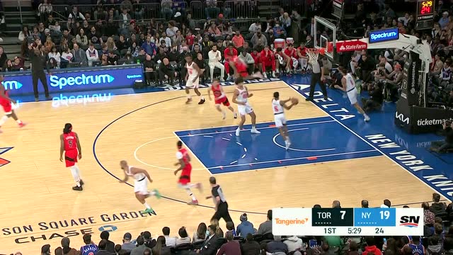 【2022年04月11日 猛龙vs尼克斯集锦】以一敌三轻轻松松 小特伦特见缝插针抛投得手