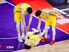 一场半决赛再伤三人！赵岩昊伤情不明 广厦总决赛伤病少将