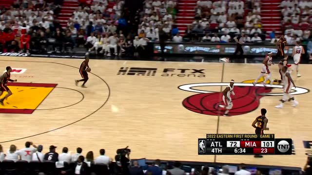 【2022年04月18日 老鹰vs热火集锦】已经不防了 亨特直杀内线单臂劈扣