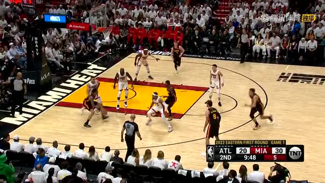 【2022年04月18日 老鹰vs热火集锦】怀特抢下篮板送出妙传 科林斯无视防守霸气上篮