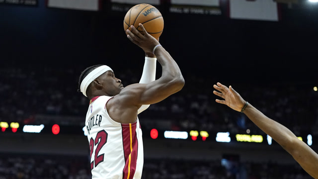 【2022年04月18日 老鹰vs热火集锦】巴特勒vs老鹰集锦 全场21分6篮板早早打卡下班