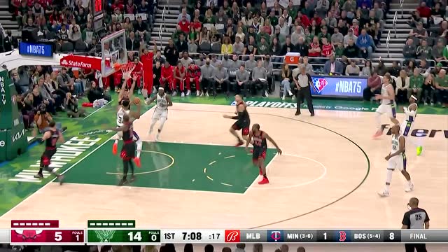 【2022年04月18日 公牛vs雄鹿集锦】禁区内翻江倒海 字母哥1v3补扣无人能敌