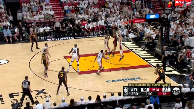 【2022年04月18日 老鹰vs热火集锦】科林斯篮下接球 三人包夹之下完成2+1