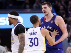 约基奇被拍屁股怒了！回头冲向小佩顿 库里第一时间当和事佬