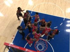 开场88秒火爆冲突！恩比德阿奴诺比互相推搡 双方各吃技术犯规！