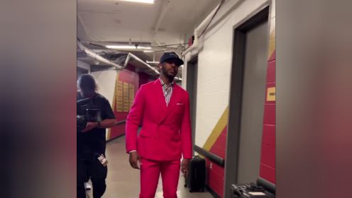 【2022年04月23日 太阳vs鹈鹕集锦】太阳、鹈鹕球员抵达球馆 保罗一身粉色西装太亮了