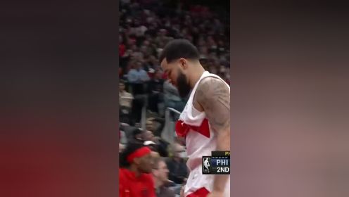 【2022年04月24日 76人vs猛龙集锦】范弗利特受伤一瘸一拐返回更衣室 难阻沮丧之情撕破球衣