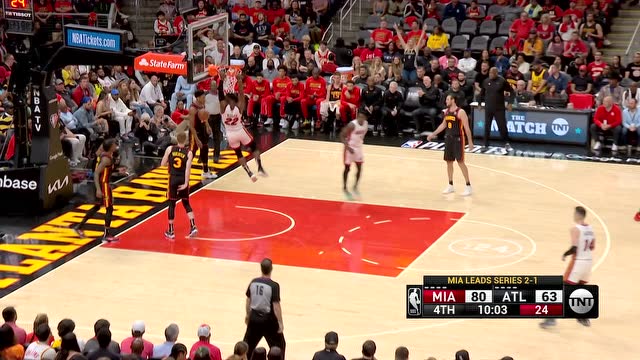 【2022年04月25日 热火vs老鹰集锦】切入内线一步登天 巴特勒空切进场双臂扣篮